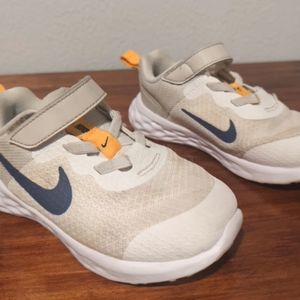 Nike Revolution 6 - size 8T